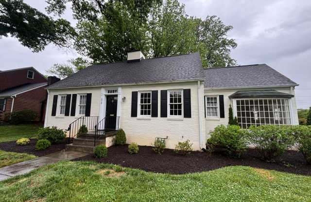 210 Locust Avenue - Charming Home in Salem – Great Location + Screened Porch! photos photos