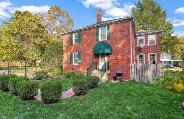 Charming 2-Bedroom, 1-Bathroom Ground Level Duplex - 201 South Prospect Avenue, Champaign, IL 61821