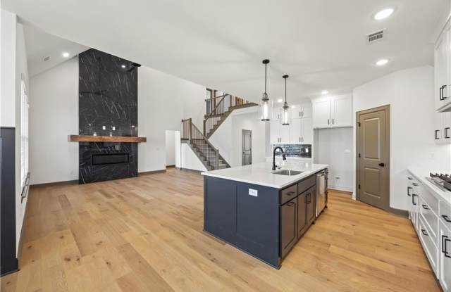 1241 Mammoth Street Gallery 4