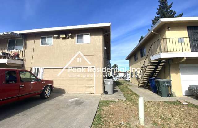 Spacious 2bd/1ba Sacramento Fourplex Gallery 4