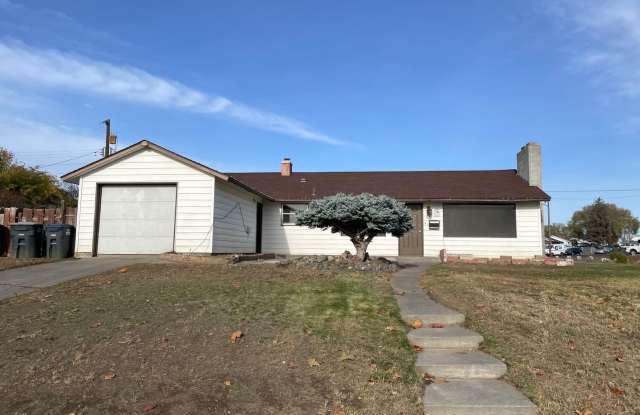 Clean 3 Bedroom! - 344 North Dale Road, Moses Lake, WA 98837