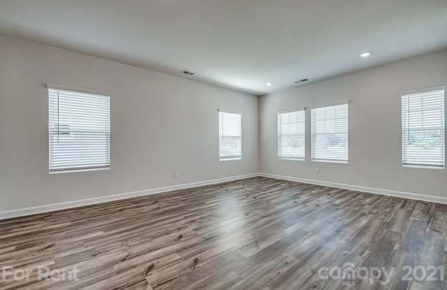 Room in 4 Bedroom Home at Tears Ln Gallery 3