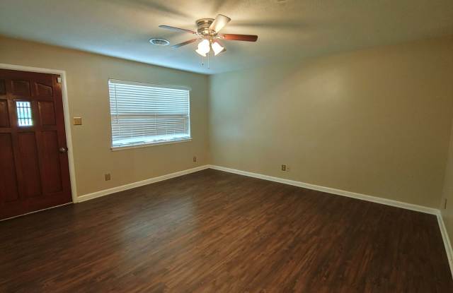 Welcome home to 10005 Raymond - West Little Rock, For Rent, ** Move in Special - Zero Deposit Option, Please read the full description** Gallery 4