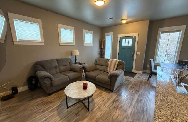 1620 8th Ave N - 2 story modern townhome (3bd 1.5ba) Fully Furnished all Utilites/ Wifi Included - 1620 8th Avenue North, Billings, MT 59101