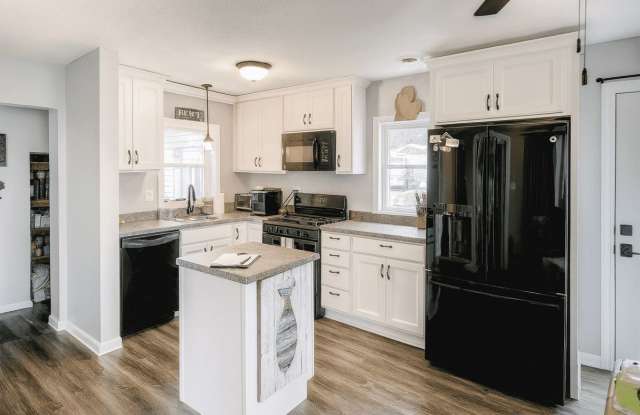 1136 Shore Dr Gallery 3