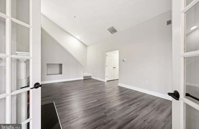 6520 LAKE PARK DR #301 Gallery 3
