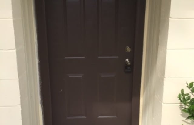 Cozy 2-Bedroom Duplex in Longwood – Available Mid-November Gallery 4