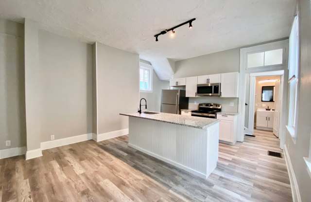 Recently Renovated 5 Bed/3 Bath Rental Mins. From UC on Klotter Ave Only $700/pp ($3,500/mo) Gallery 1