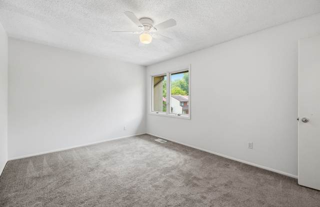 4BR, 2 Full & 2 Half Bath Townhome in Reston Gallery 3