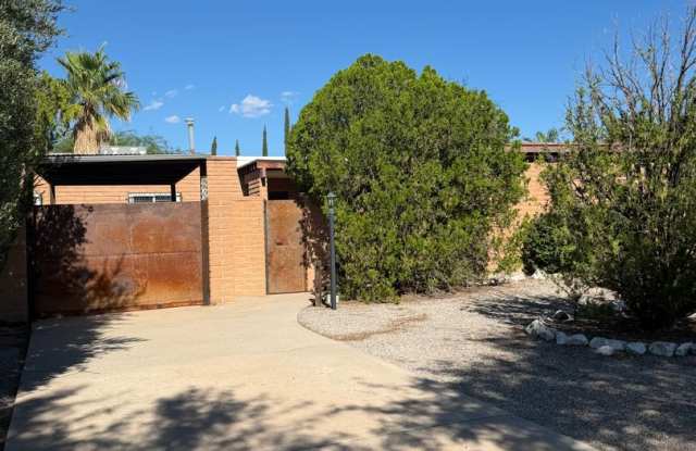 Charming 3-Bedroom, 2-Bath Home with Fireplace & Enclosed Backyard! Gallery 1