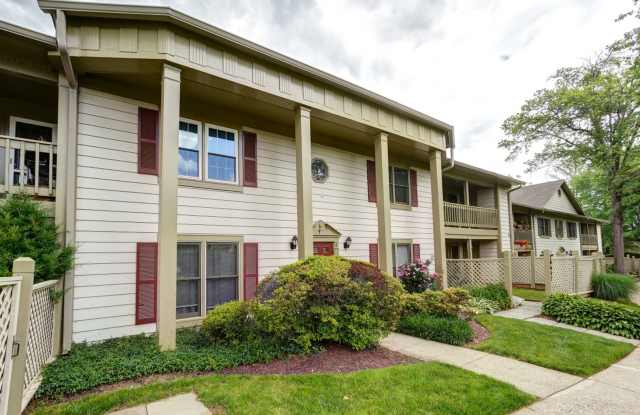 Beautiful 2-Bedroom 2-Bathroom Condo with Loft In The Heart of Germantown - 20649 Shadyside Way, Germantown, MD 20874