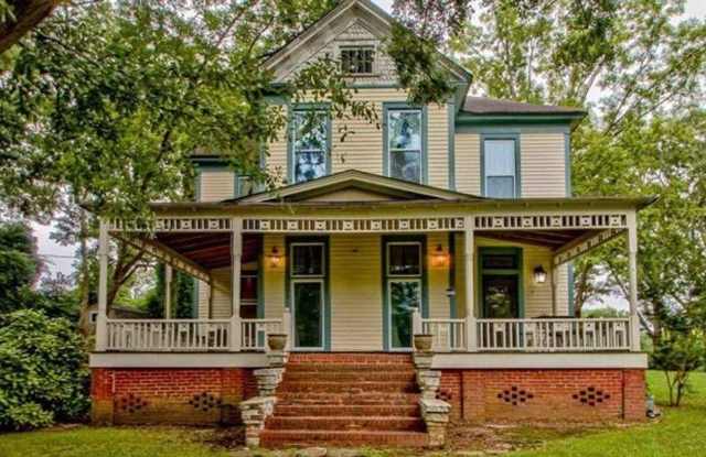 28 W Broad St: Beautiful and Spacious Home in Grantville on just over 1.5 acres and close to everything! Available NOW! - 28 West Broad Street, Grantville, GA 30220