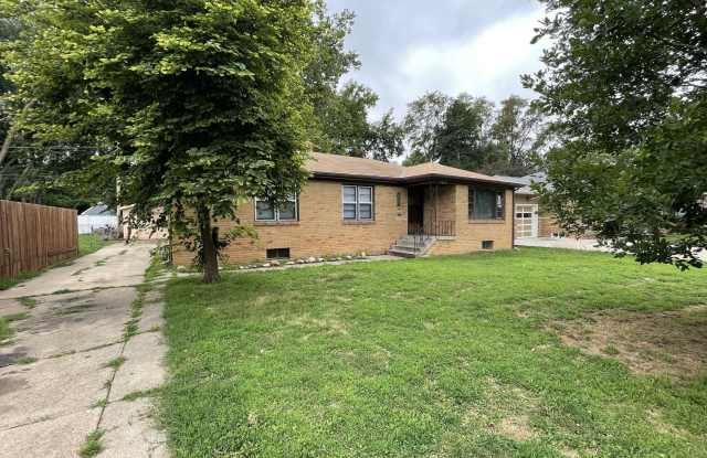 5015 Marinda St - 3 Bed/1.5 Bath in Robin Hill | Hardwood Floors, 2-Car Detached Garage, Large Yard photos photos