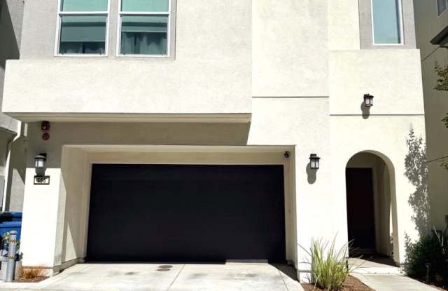Modern 4BR / 4.5BA Four-Story Home with City Views, Pet Friendly Gallery 3