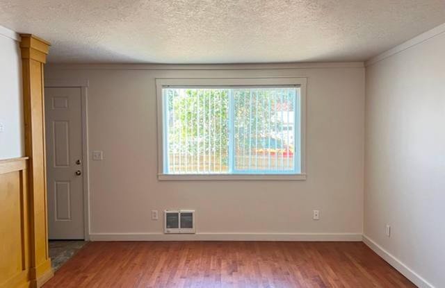 2Bd/1.5Ba Two Story Townhouse - Available to View! Gallery 3