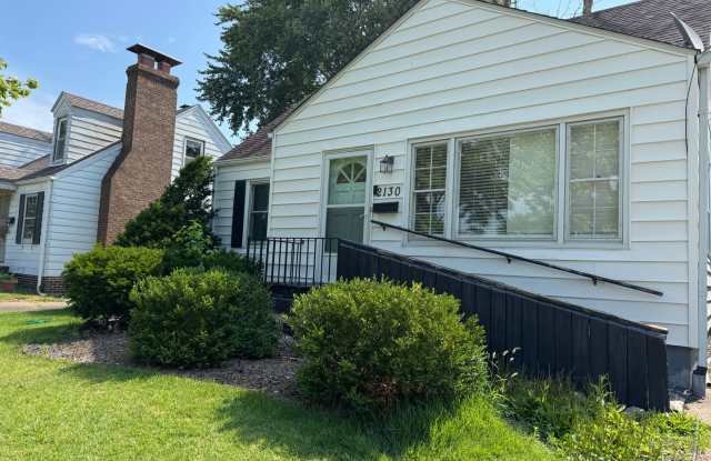 Adorable 3 Bedroom Home Near Lincoln Park! photos photos