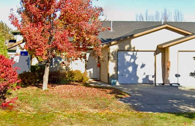 Cozy  Updated 2BD/2BA with Fenced Yard! - 2427 Southwest Wickiup Court, Redmond, OR 97756