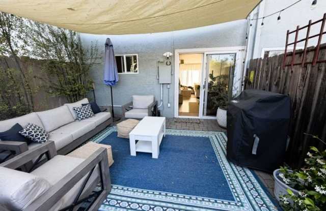 Very clean stylish condo - Great Location Gallery 1
