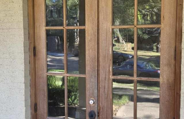 726 Euclid Avenue lot: A Gallery 4