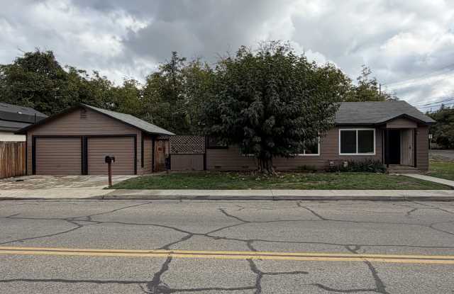 910 E Tulare Ave Visalia, CA 93292 - 910 East Tulare Avenue, Visalia, CA 93292