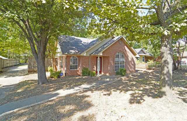 For Lease! Nice Brick Home in Weatherford - Great Location with EASY Access to I-20 For Commuters. - 306 Cherry Street, Weatherford, TX 76086