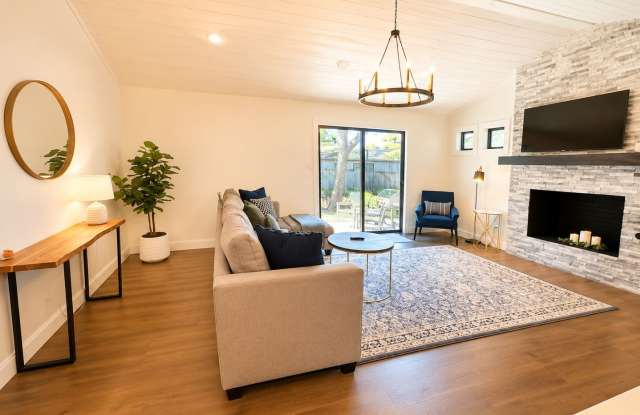 *** Near Domain * Stunning 4 Bedroom House * Fully Furnished * Designer Decorated * High End Luxury Finishes *** photos photos