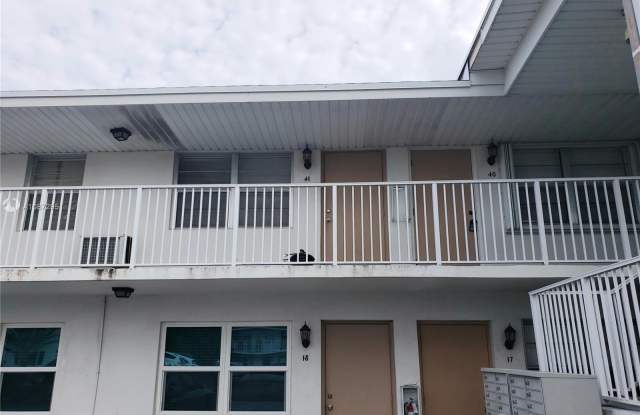 810 Lakeshore - 810 Lake Shore Dr, Lake Park, FL 33403