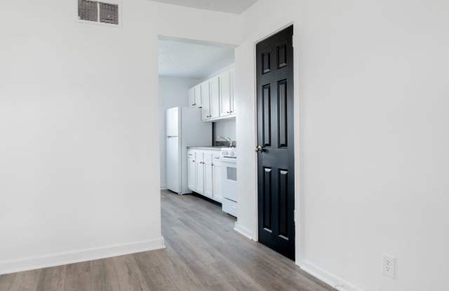 Charming 3-Bedroom Townhouse in Scenic Hills Homes, Midland, PA Gallery 3