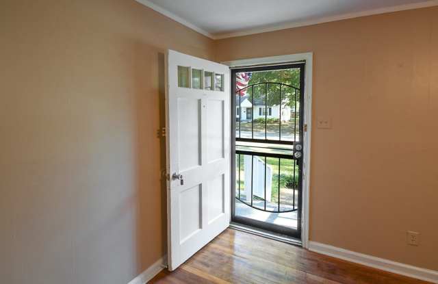 DARLING 2 bed, 1 bath home near Memphis Botanic Garden and Getwell Road. Gallery 3