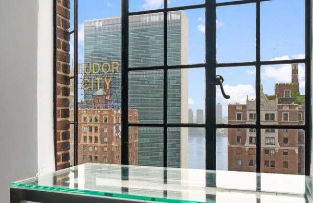 320 E 42ND Street Gallery 4