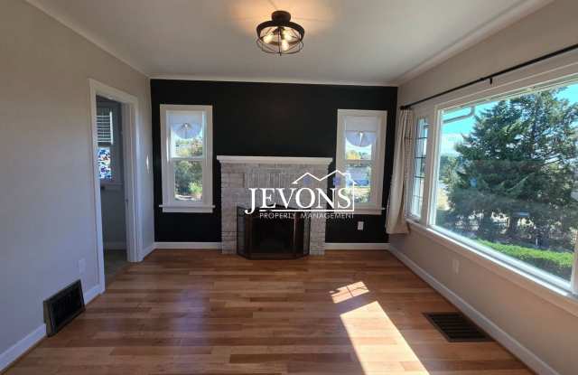 Spacious 3BD/3BA Yakima Home – 3-Car Garage & W/D Hookups Gallery 1