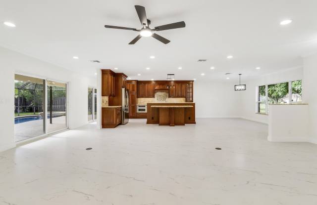 100 SW 15th Court Gallery 4
