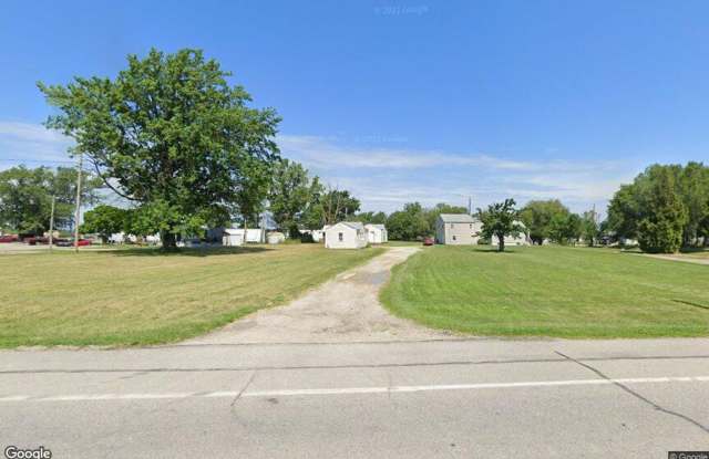 Studio Cottage For Rent ON W Erie - Huge Yard! photos photos