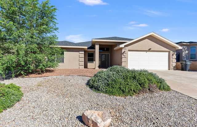 Spacious 4 Bedroom 2 Bath House near Golf Course Gallery 1