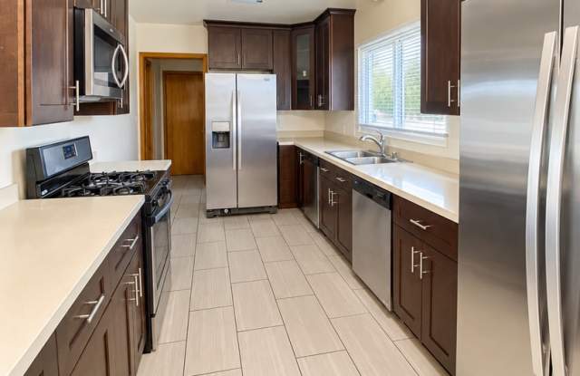 6BD/3BA, Huge Yard! Lots of Parking! (Lease out, pending signatures. Check back in a few days!) Gallery 4