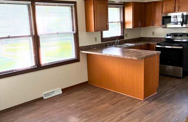 3 Bedroom/ 1.5 Bathroom Townhome for Rent - Waukesha, WI Gallery 4
