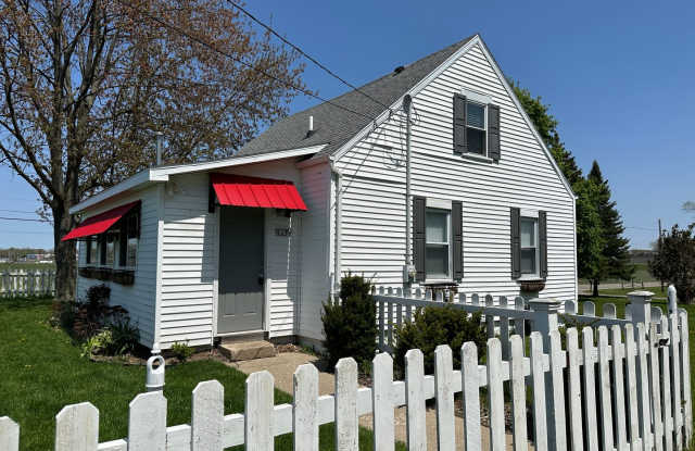 Charming Cape Cod Near Airport with Modern Style photos photos