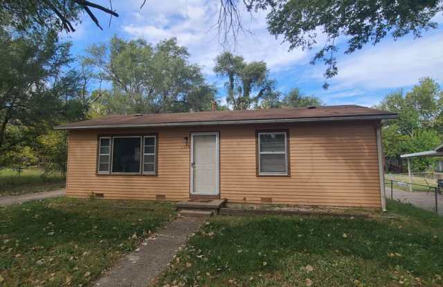 Pet Friendly Clean 2 bedroom with Large fenced yard photos photos