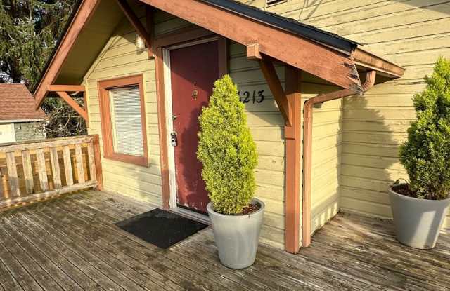 Cozy 2 bedroom 1 bathroom home in Everett! - 6213 Commercial Avenue, Everett, WA 98203