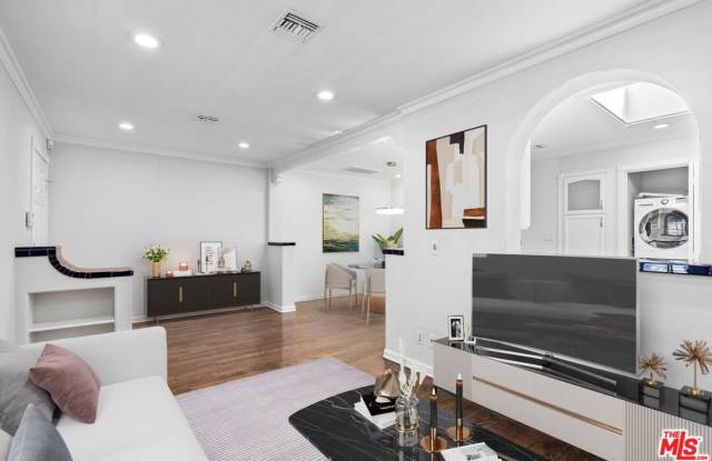 916 N Alfred St unit: 6 photos photos