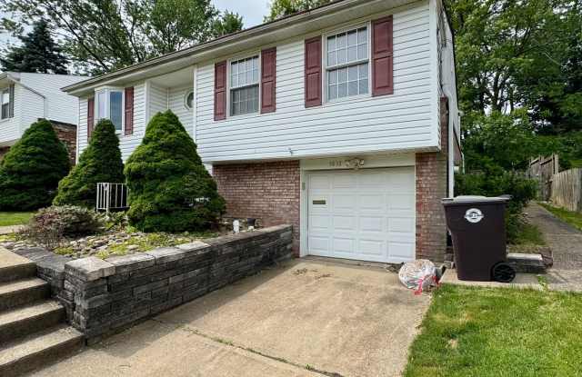 Spacious Split Level 3/1.5 House in Baldwin for Rent - Fenced Yard and Garage! photos photos