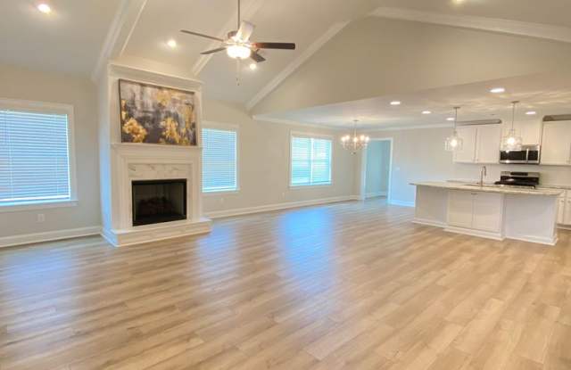 Spacious 3 Bed / 2 Bath Home with Garage photos photos