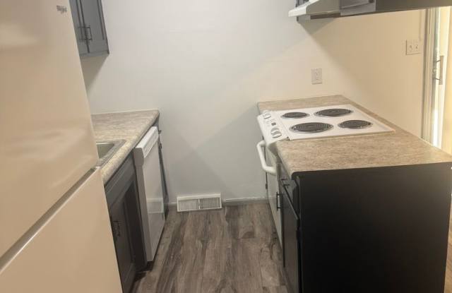 3BR Duplex with 1-Car Garage | Mowing Included | 431 Maple Grove Way Gallery 3