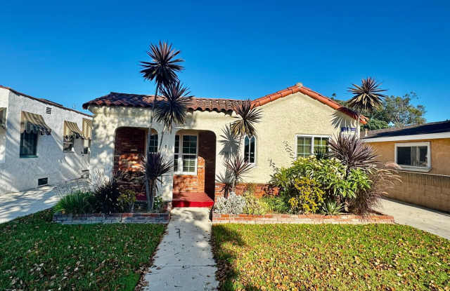 Beautiful Front House 2 Bed 1 Bath photos photos