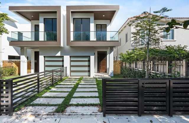 1247 SW 13th Ave photos photos