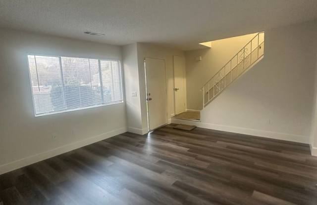 Spacious  Quiet 2bd/1.5ba Townhome in Parkhaven - 113 Oliva Court, Novato, CA 94947