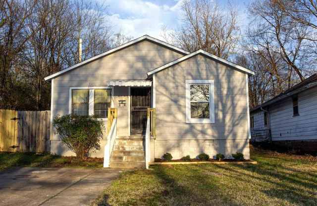 1915 S Maple Street photos photos