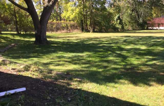 Secluded 3 Bedroom/1 Bath Ranch Home available in June! Gallery 3