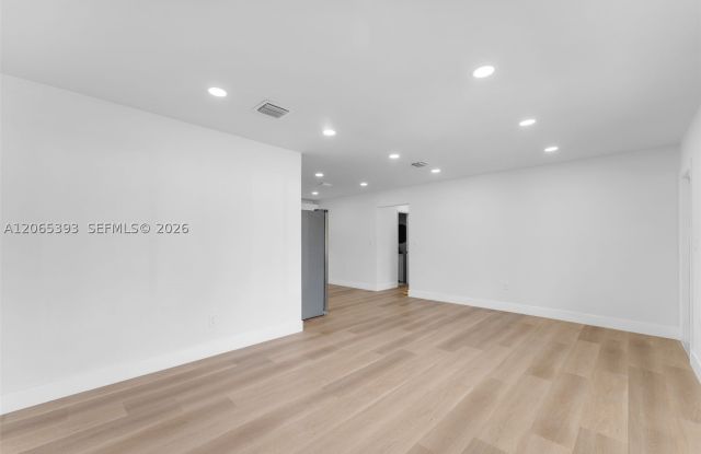 17915 NW 43rd Ct Gallery 3