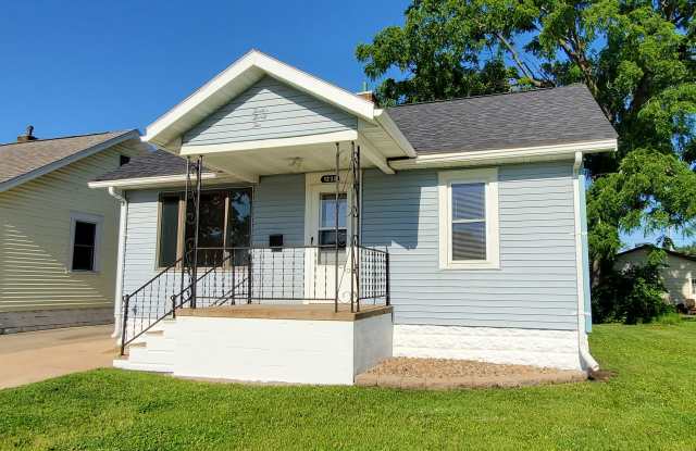 1232 11th St NW - 1232 11th Street Northwest, Cedar Rapids, IA 52405